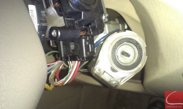 Ремонт переключателя ближнего/дальнего света на Toyota Corolla Fielder