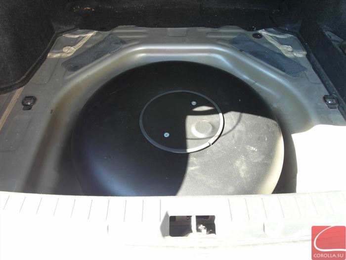 53 - литровый газовый баллон в колодце запасного колеса.