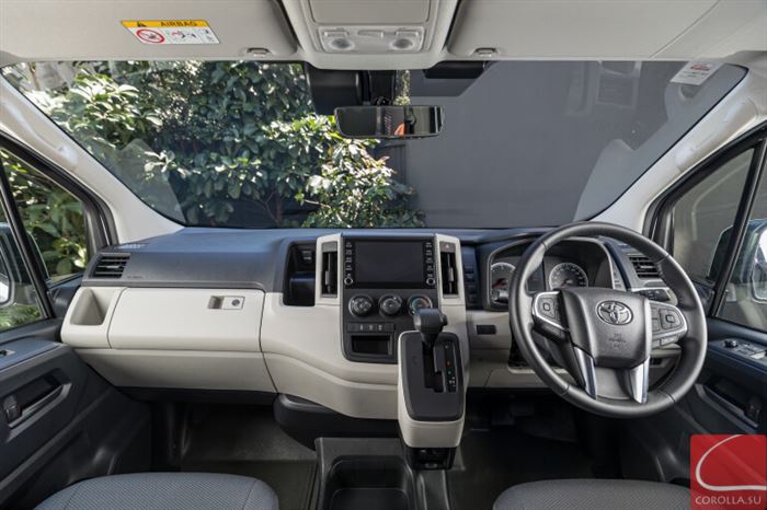 Отзывы о колесах 2021 Toyota Hiace LWB Turbo Diesel White Интерьер Приборная панель