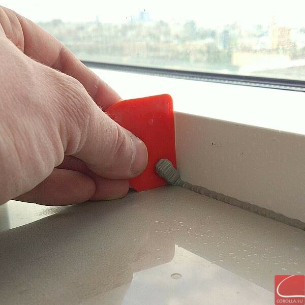 Чтобы убрать герметик и не повредить поверхность можно использовать мягкий пластмассовый шпатель. Еще один отличный инструмент - ненужная банковская карта