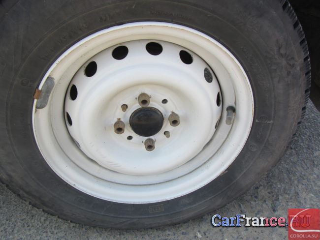 Стандартное колесо 13-го радиуса на автомобиле Лада Гранта