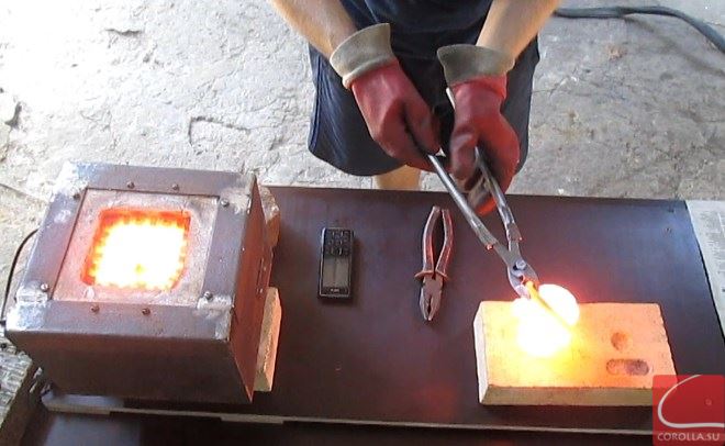 Разливать металл по формам придется очень быстро, если выбранный вами способ нагрева не смог обеспечить нужную температуру 