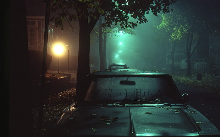 черный автомобиль, улица, ночь, уличный фонарь, темно, огни, туман, вид транспорта HD обои