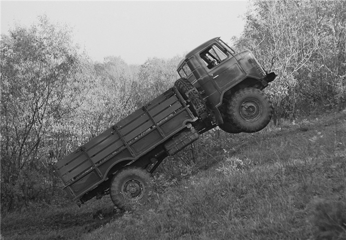 Октябрь 1968 г. Грузовой автомобиль ГАЗ-66 производства Горьковского автомобильного завода во время испытаний на крутом подъеме.