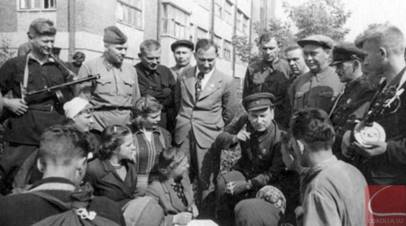 Начальник ЦШПД Пантелеймон Пономаренко с белорусскими партизанами