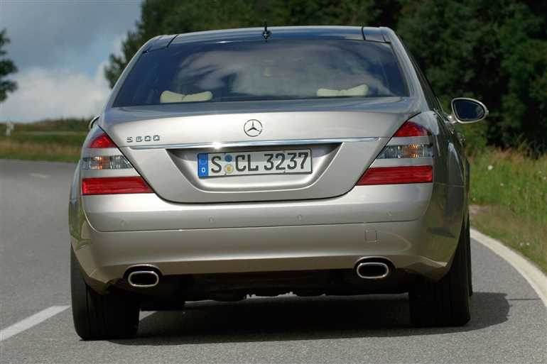 Флагманский седан Mercedes-Benz S-Class W221